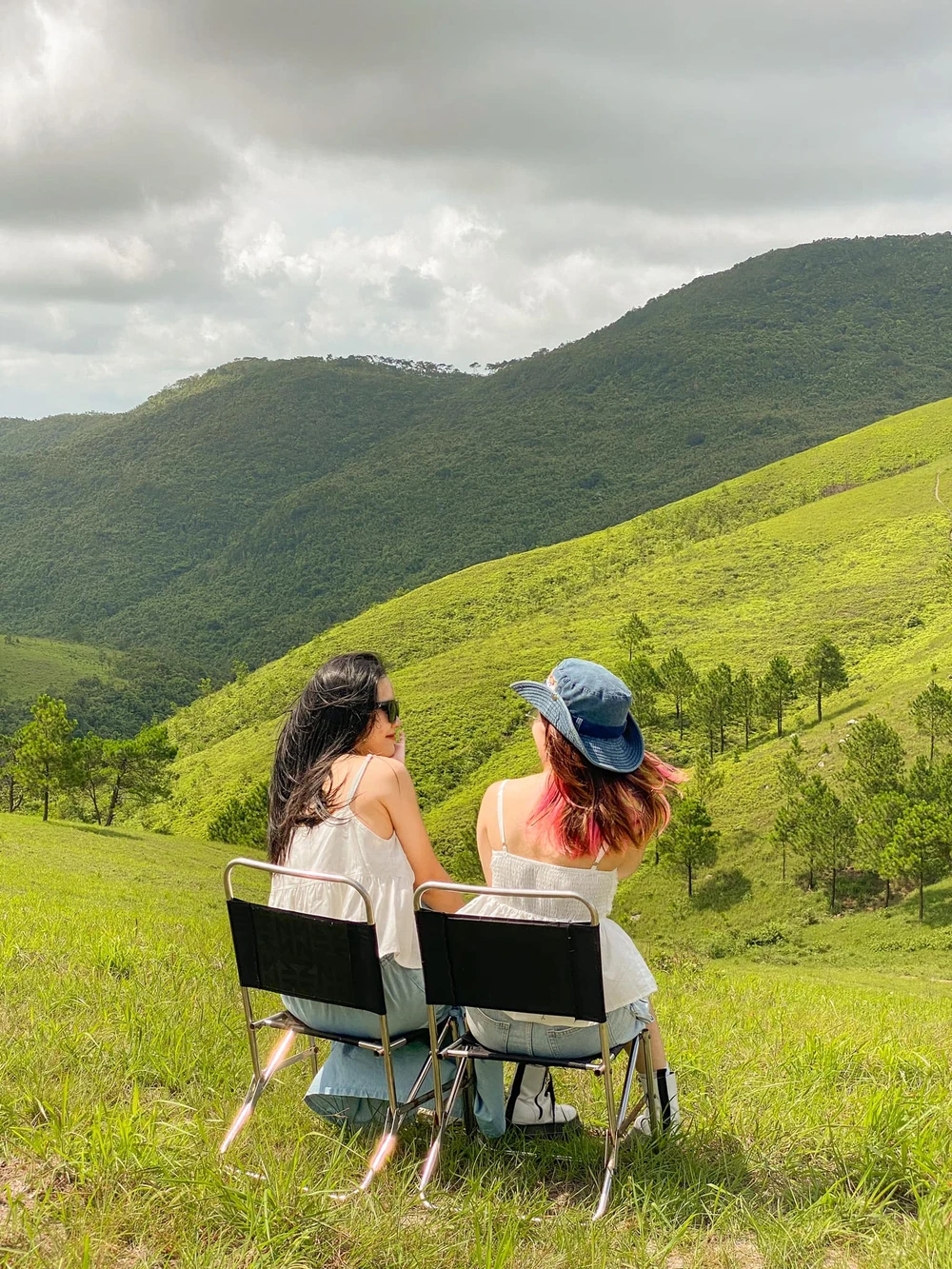 Ngồi ngắm cảnh với cây cối trong xanh, thời tiết mát lành. Ảnh : THU HUYỀN