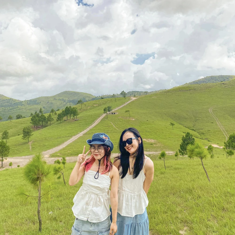 Check-in trên đỉnh Phượng Hoàng. Ảnh : THU HUYỀN