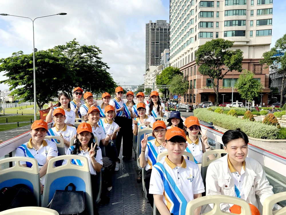Các thí sinh trải nghiệm ngắm nhìn TP.HCM trên xe buýt hai tầng.