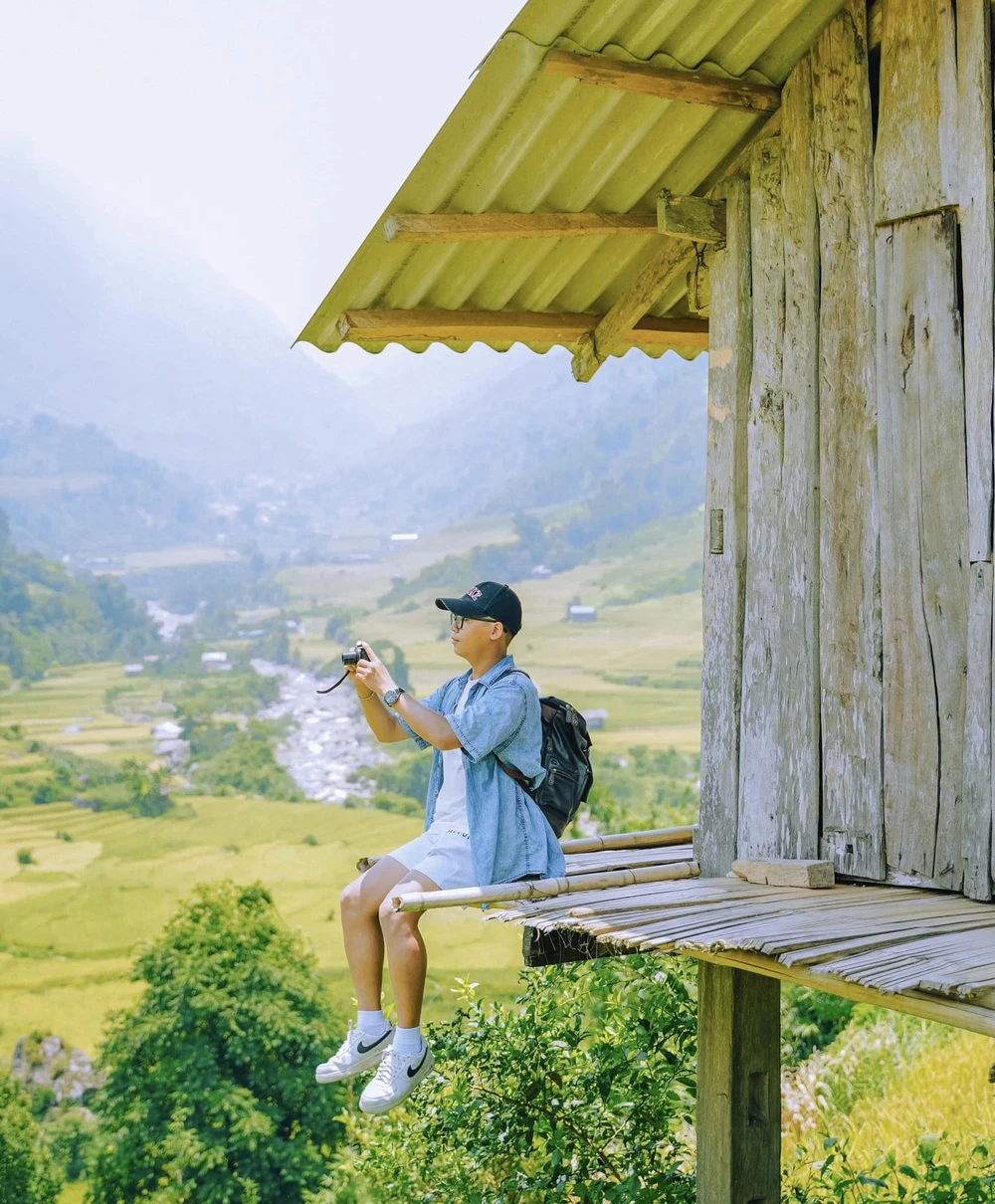 Ngồi trên cao ngắm trọn vẻ đẹp của những thửa ruộng Ảnh : NGỌC LÂM