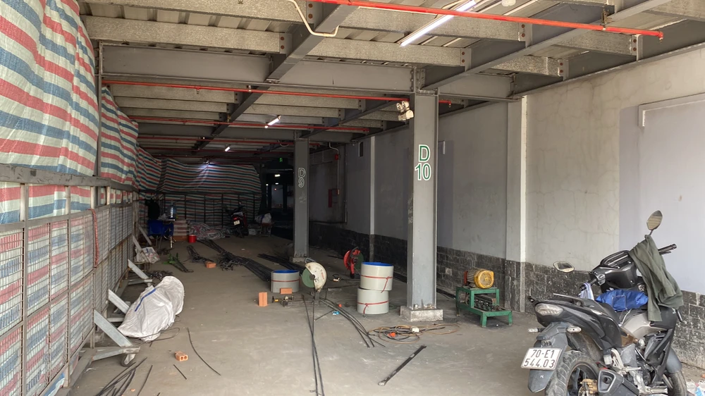 Đẩy nhanh tiến độ sửa chữa, nâng cấp bãi đậu xe cho bến xe miền Tây. Ảnh: HOÀNG HIẾU.