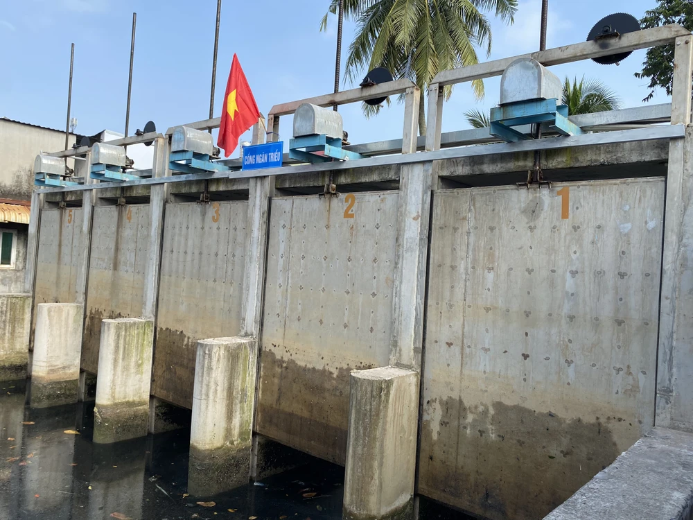 Công trình giảm ngập với 5 van ngăn nước. Ảnh: HOÀNG HIẾU.