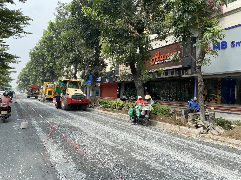 Khẩn trương thi công tái lập mặt đường là phương án giải quyết ùn ứ. Ảnh: HOÀNG HIẾU.