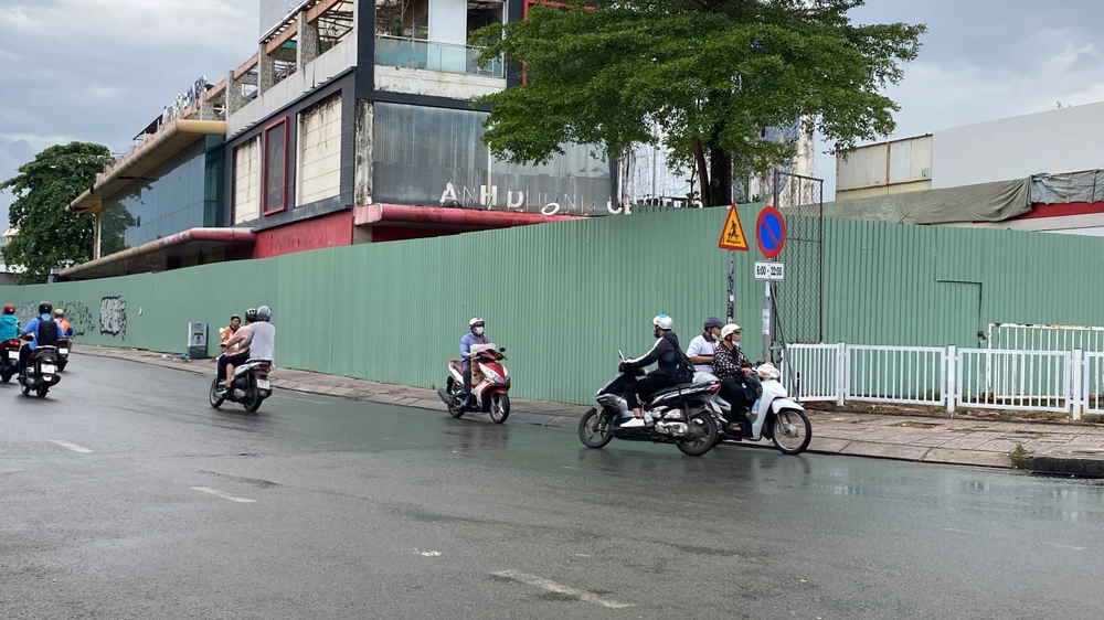 Người dân lưu thông ngược chiều tại đường Nguyễn Kiệm.