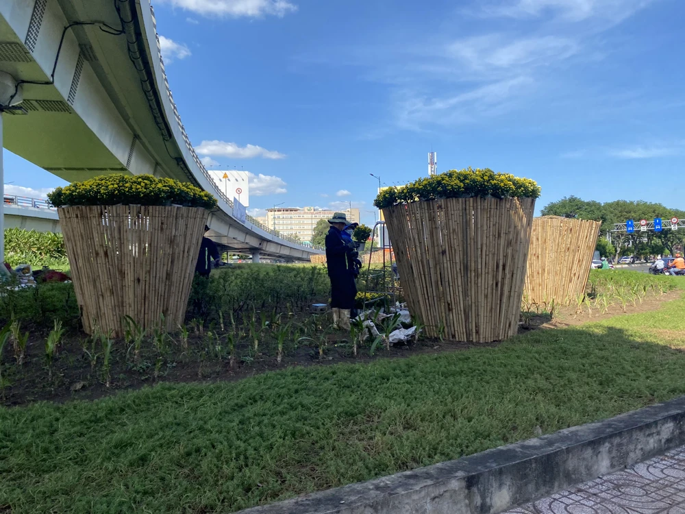 Các công nhân trang trí vòng xoay Nguyễn Thái Sơn. Ảnh: HOÀNG HIẾU.