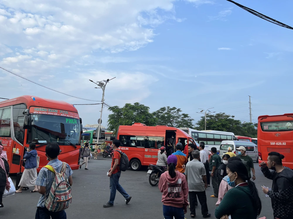 Bến xe miền Tây nhộn nhịp hành khách ngày 30-12. Ảnh: