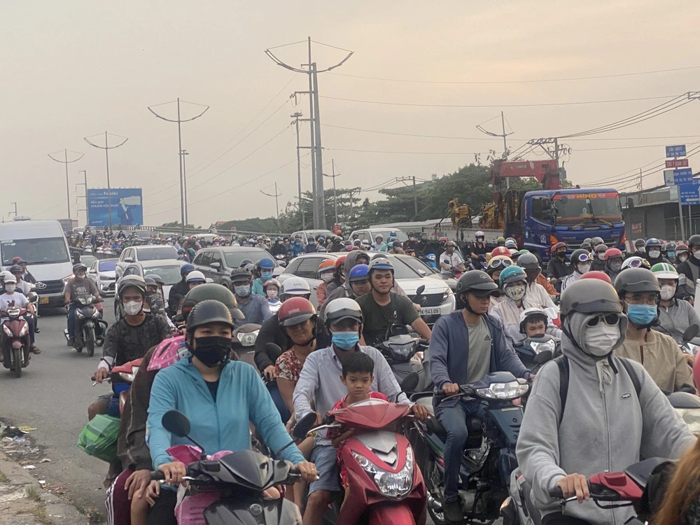 Người dân tấp nập quay lại TP.HCM sau dịp nghỉ Tết Dương lịch 2024