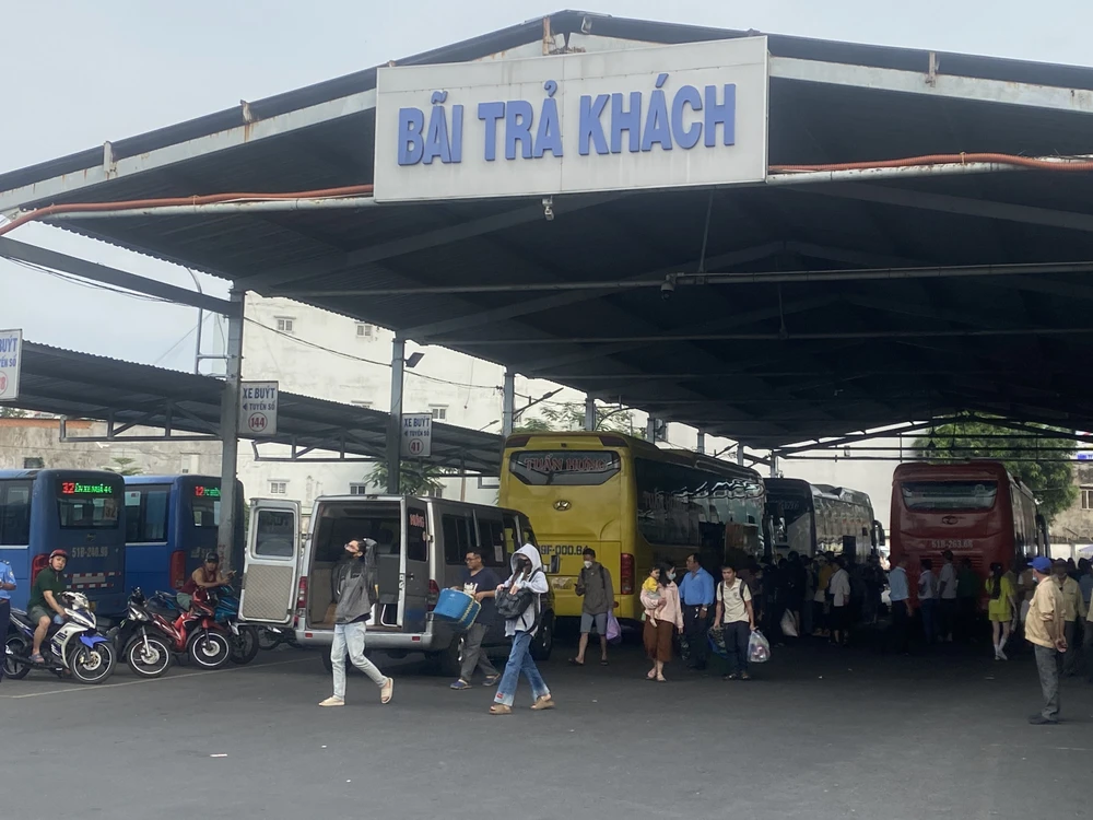 Người dân tấp nập quay lại TP.HCM sau dịp nghỉ Tết Dương lịch 2024