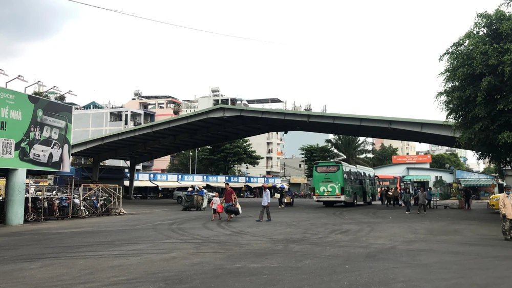 Bến xe miền Đông lúc 17 giờ chiều vẫn chưa có nhiều hành khách di chuyển vào TP.HCM.
