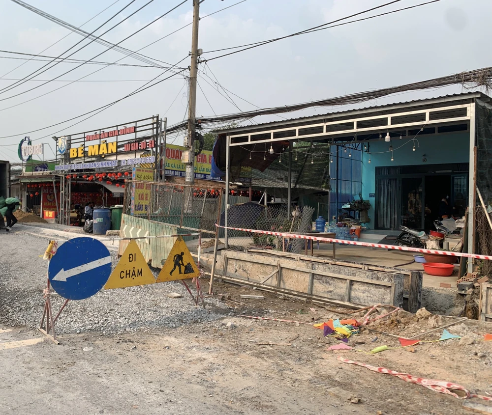 Tỉnh lộ 8 (đoạn từ Tân Quy đến Tỉnh lộ 9). Ảnh: HOÀNG HIẾU.