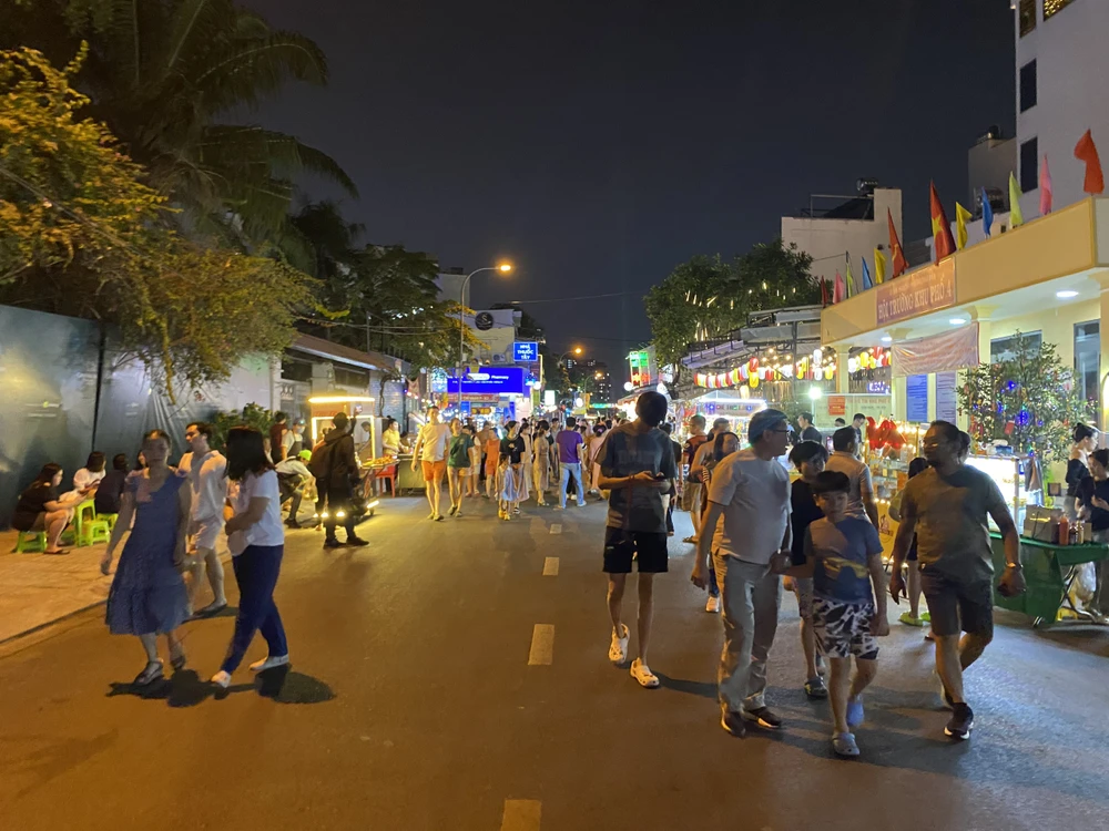 Từ 18 giờ du khách đã bắt đầu ghé thăm Phố đêm Thảo Điền. Ảnh: HOÀNG HIẾU.