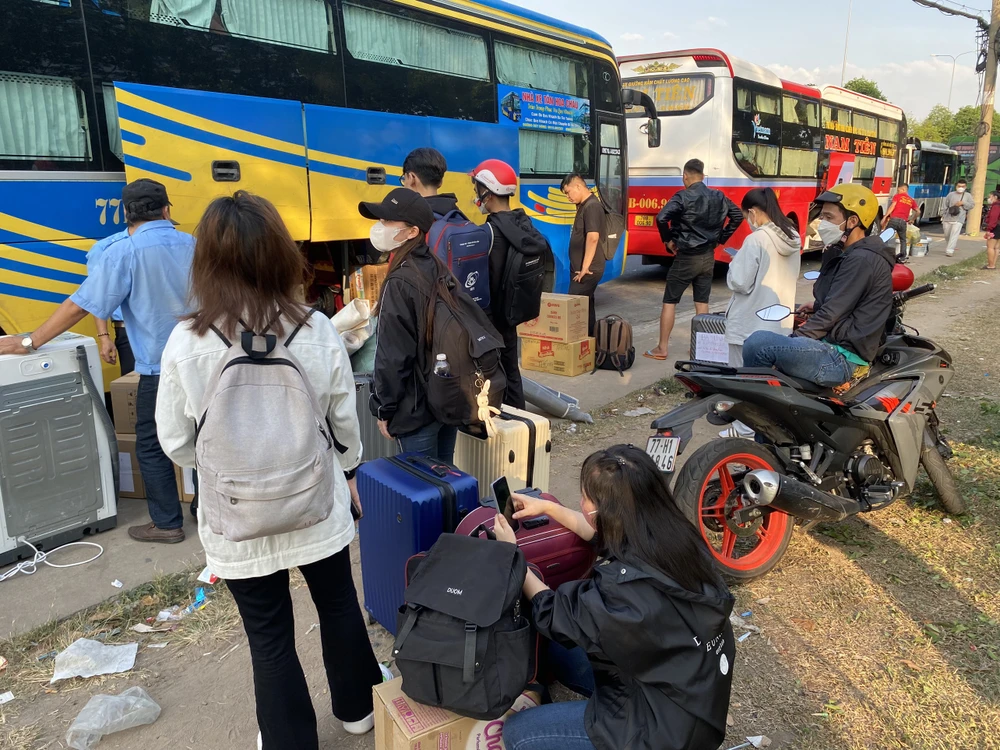 Người dân ở TP.HCM về quê nghỉ Tết sớm. Ảnh: HOÀNG HIẾU.