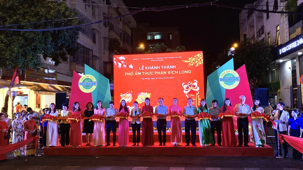 Lễ khánh thành phố ẩm thực Phan Xích Long. Ảnh: HOÀNG HIẾU.