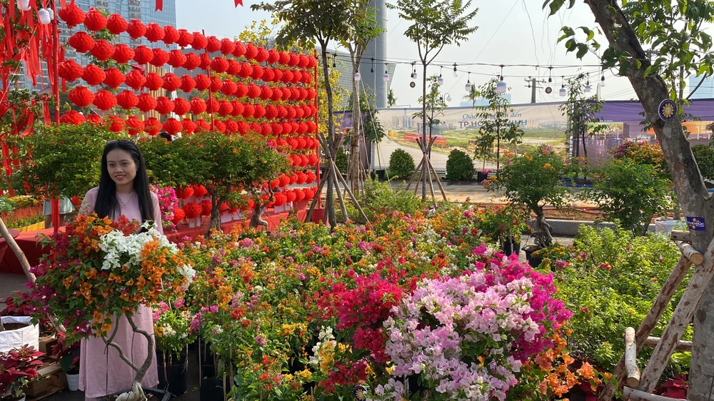 Chợ hoa Tết đầy màu sắc tại công viên bờ sông Sài Gòn TP.Thủ Đức. Ảnh: HOÀNG HIẾU.