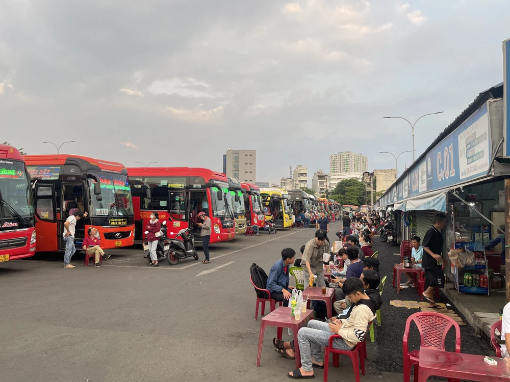Tại bến xe miền Đông (quận Bình Thạnh) các hành khách ngồi chờ xe. Ảnh: HOÀNG HIẾU.