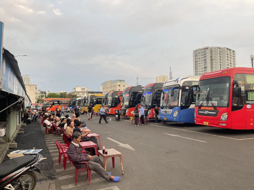 Số lượng hành khách rời TP.HCM về quê nghỉ Tết Nguyên đán năm nay nhiều hơn năm trước. Ảnh: HOÀNG HIẾU.