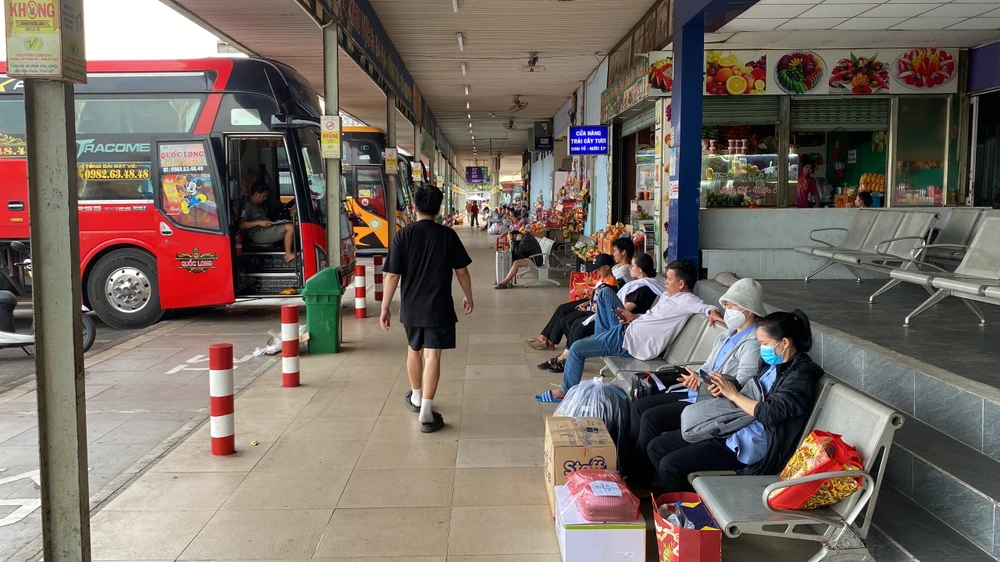 Vé xe tại bến xe miền Đông sẽ không tăng quá 40% trong dịp Lễ 30-4 và 1-5. Ảnh: HOÀNG HIẾU.