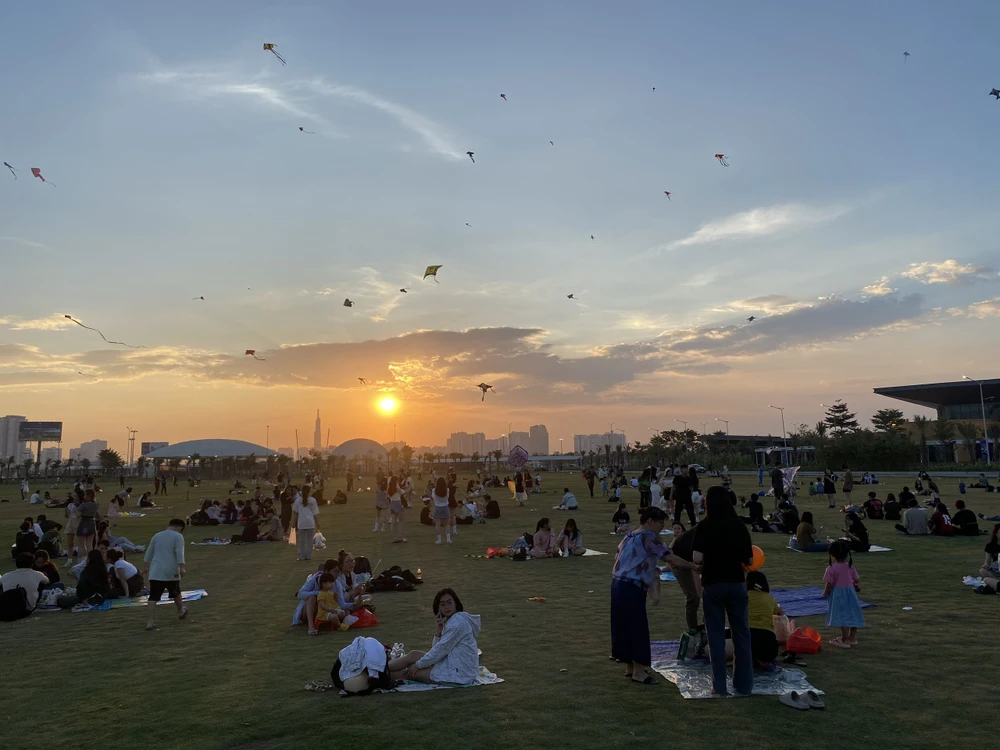 Hoàng hôn cực đẹp tại cánh đồng diều Thủ Đức. Ảnh: H.HIẾU.