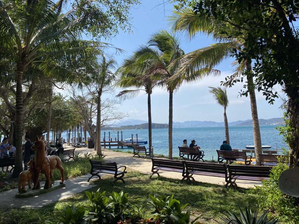 Một góc trên đảo Hòn Tằm đẹp mê ly. Ảnh: HOÀNG HIẾU.