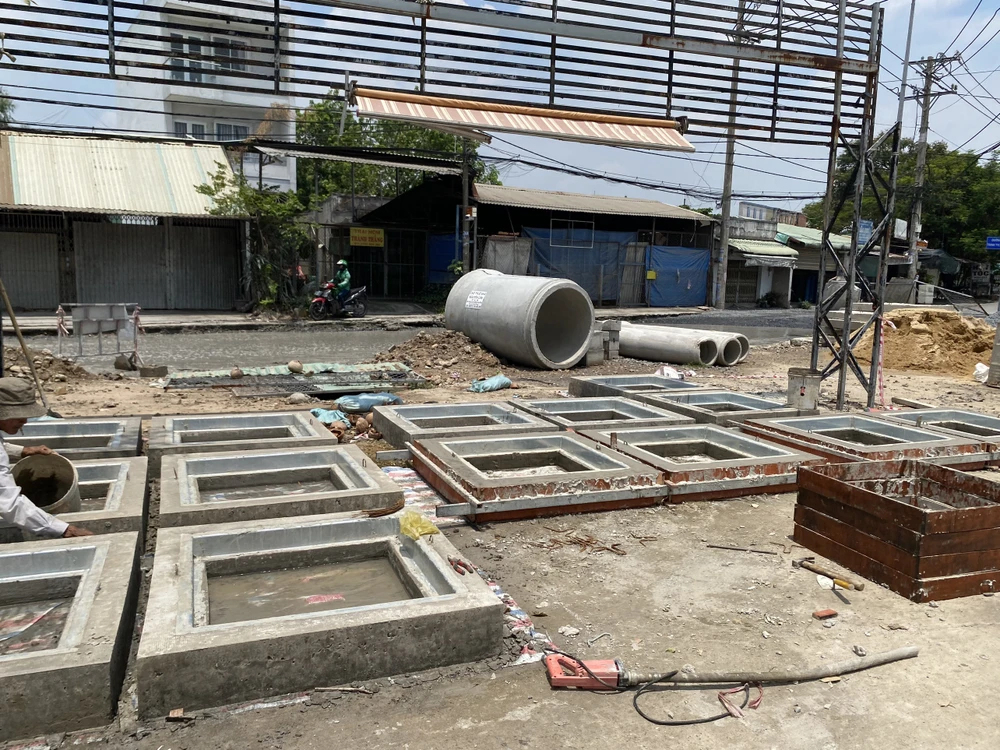 Ống cống hộp, nắp cống được vận chuyển đến công trường thi công.