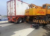 Người đàn ông bị container kéo lê trên cao tốc