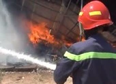 Cháy dữ dội xưởng sản xuất đệm mút ở Bình Dương