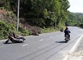 2 mô tô húc văng xe máy quân nhân ở đèo Hải Vân