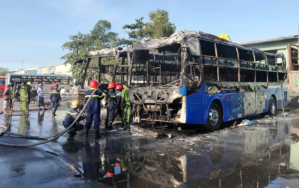 2 xe khách đậu trong bến bị thiêu rụi ảnh 1
