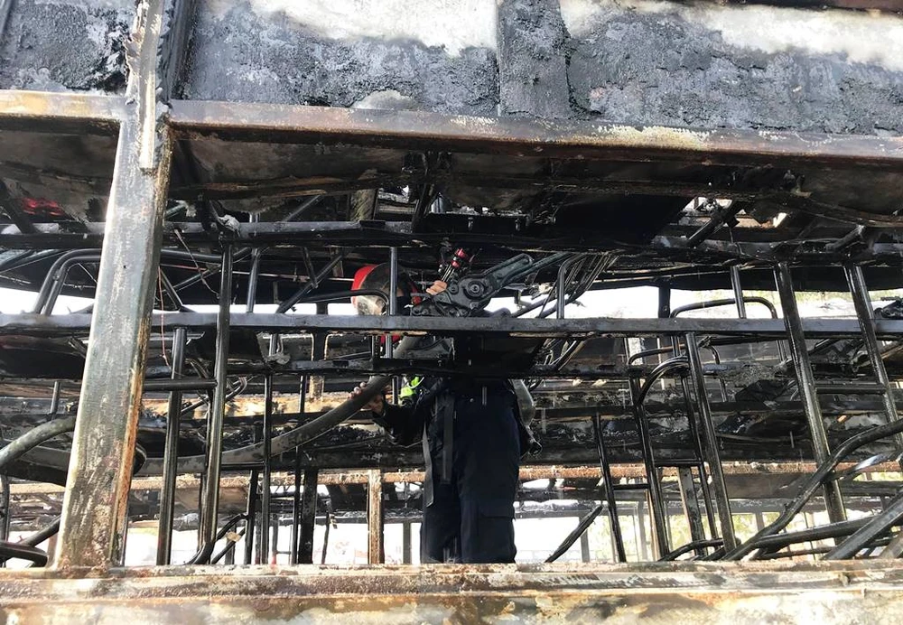 2 xe khách đậu trong bến bị thiêu rụi ảnh 2