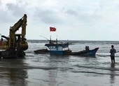 Tàu cá bị sóng lớn đánh đứt dây neo trên biển Đà Nẵng