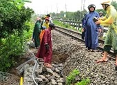 Sạt lở, đường sắt đoạn qua Đà Nẵng tê liệt