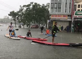 Đà Nẵng biến thành sông, dân di chuyển bằng xuồng