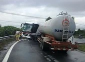 Lại tai nạn trên đèo Hải Vân: Xe khách đấu đầu với xe bồn 