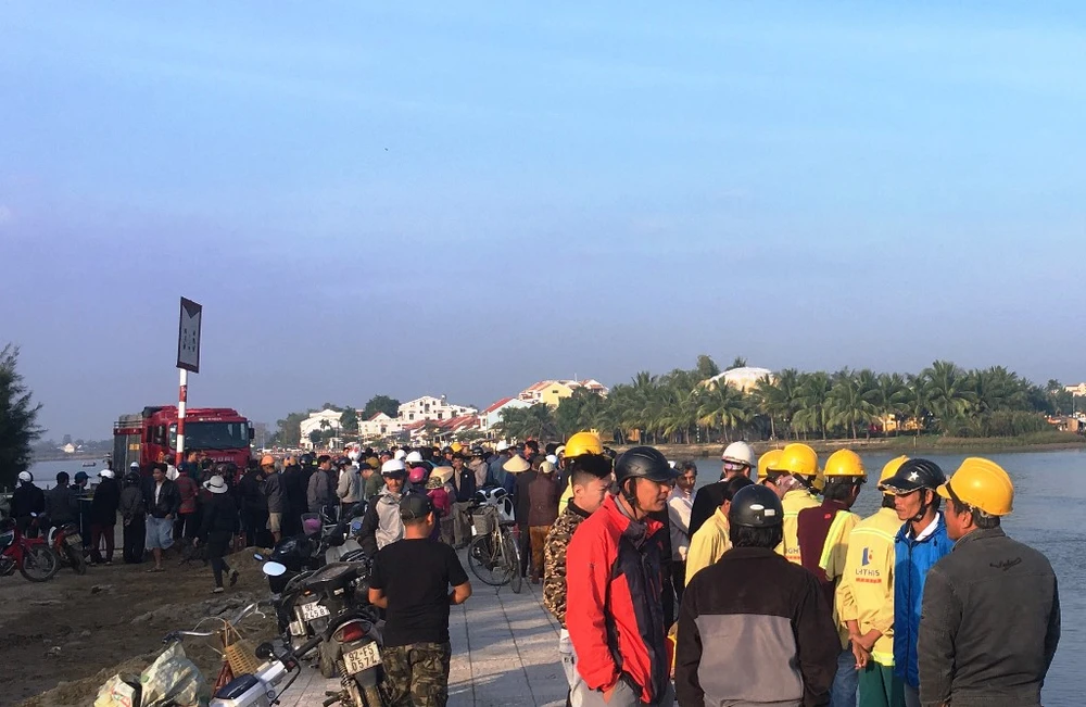 Ô tô chở 4 người 1 gia đình lao xuống sông ảnh 1