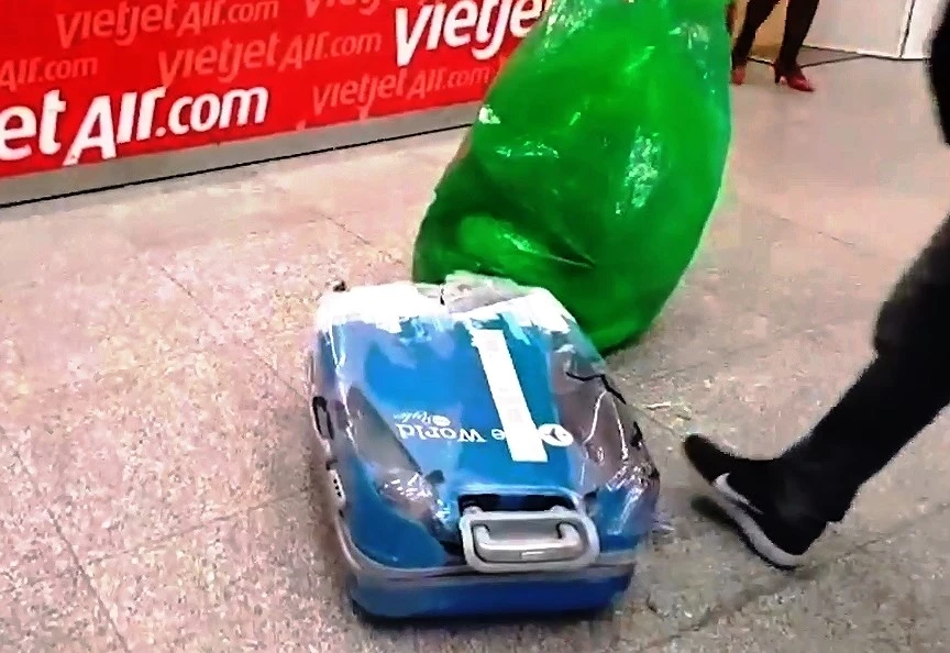 Kỷ luật hai nhân viên ném hành lý của khách đi máy bay ảnh 2