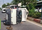Xe tải lật ngang đường Phạm Văn Đồng, sữa văng tung tóe