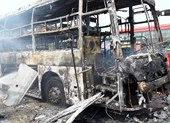 Xe khách giường nằm bị cháy trơ khung lúc giữa trưa