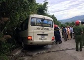 Xe chở sinh viên nước ngoài va vào núi, 14 người bị thương