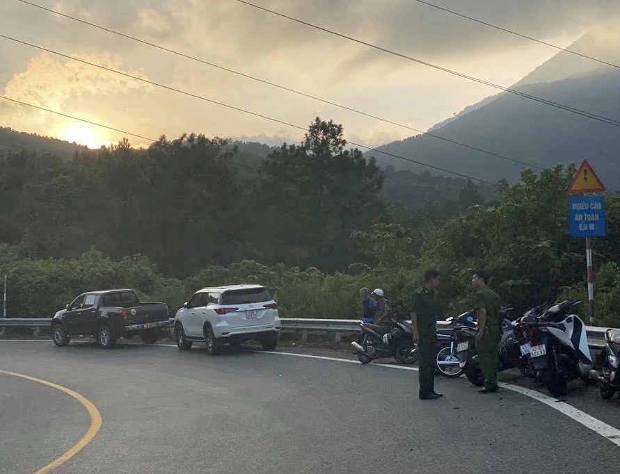 Rừng khu vực kẻ vượt ngục lẩn trốn bất ngờ bị cháy ảnh 1