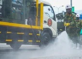 Đoàn xe quân đội phun thuốc khử trùng tại quận Sơn Trà