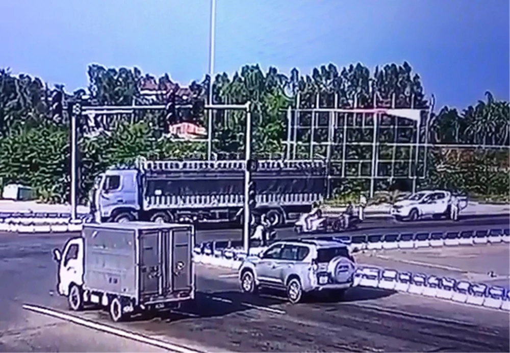 Camera ghi cảnh tài xế vượt đèn đỏ rồi cố thủ trong cabin ảnh 1