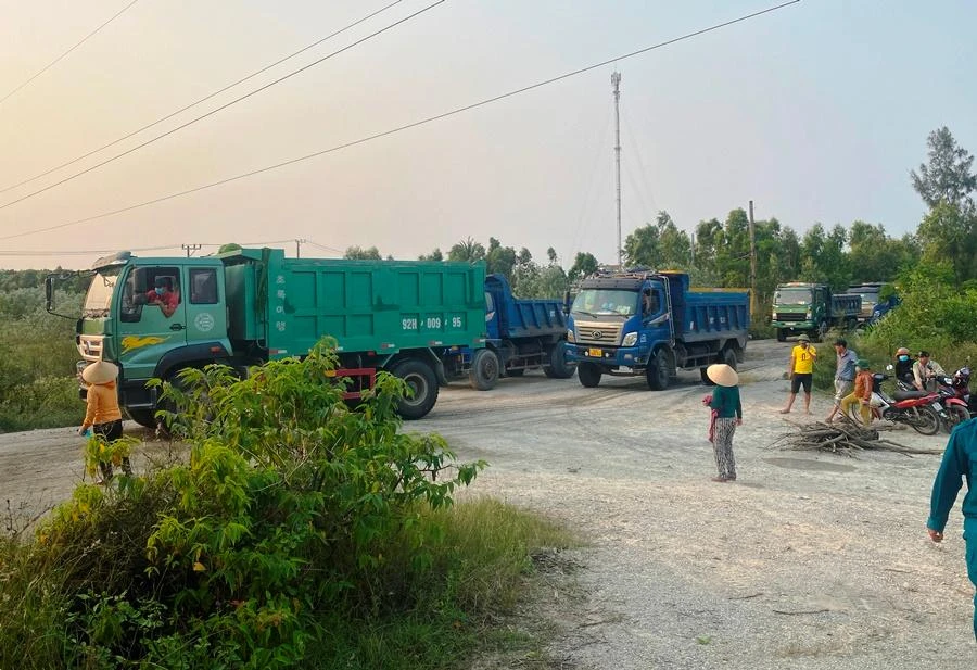 Hàng loạt xe bị ùn ứ vì người dân chặn đường. Ảnh: HẢI HIẾU