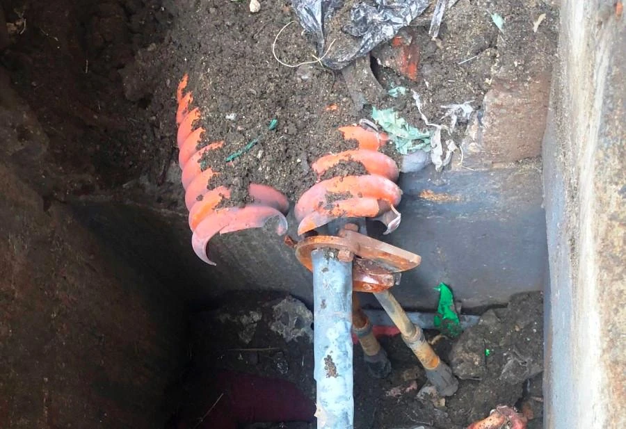 Một kìm cộng lực được phát hiện bên cạnh thi thể. Ảnh: H.H