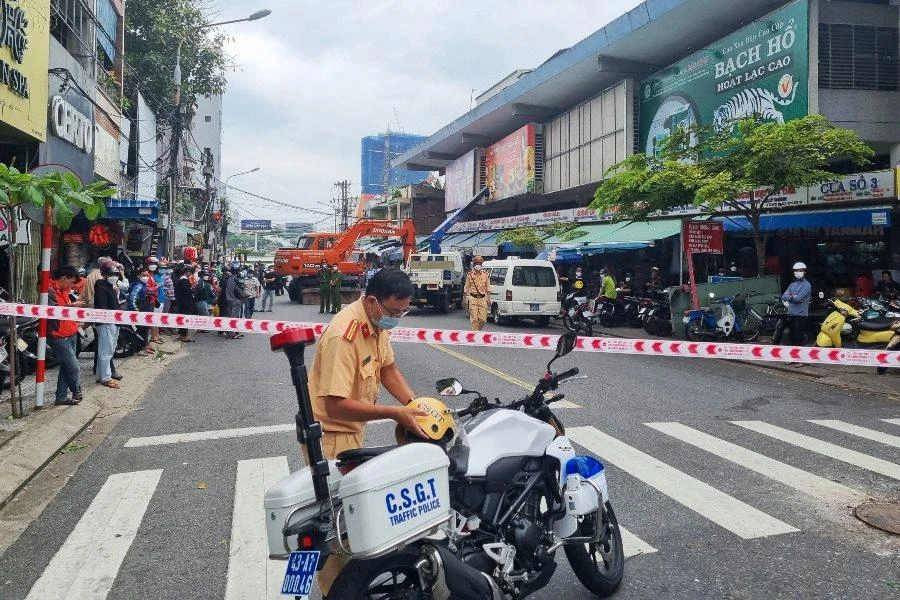Lực lượng chức năng phong tỏa đường Hùng Vương để phục vụ công tác điều tra. Ảnh: H.H