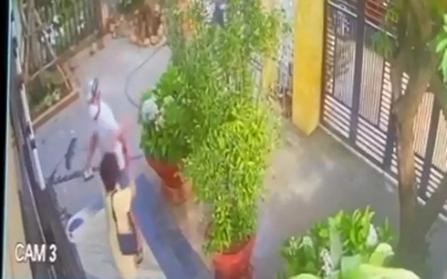 Chị Hường bị chồng cũ đánh vào mặt khi đang ở nhà mình. Ảnh: Cắt từ clip Chị Hường bị chồng cũ đánh vào mặt khi đang ở nhà mình. Ảnh: Cắt từ clip