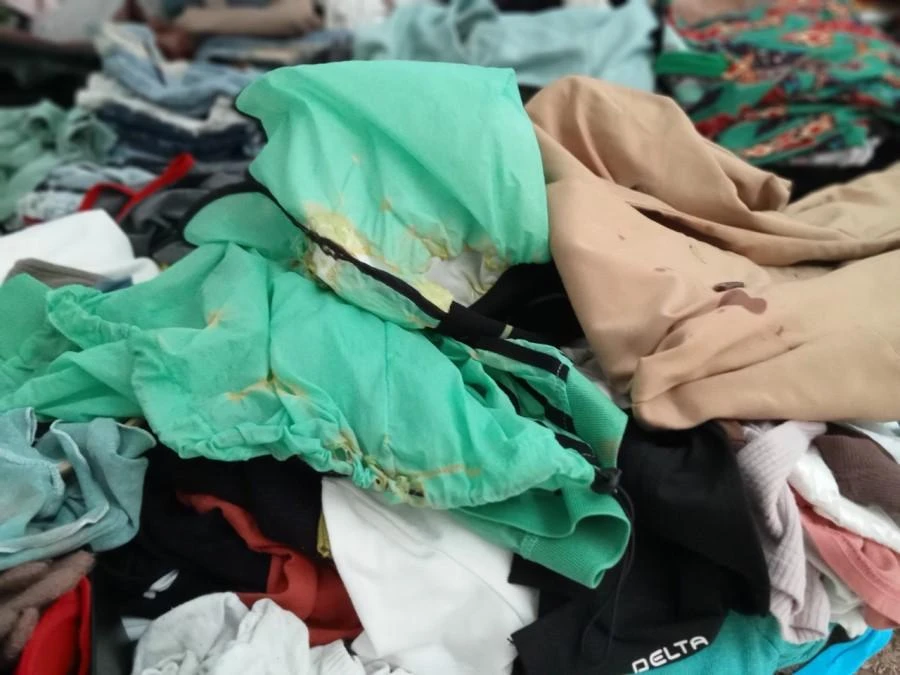 Quần áo của chị Hường bị bốc khói, hư hỏng. Ảnh: H.H Quần áo của chị Hường bị bốc khói, hư hỏng. Ảnh: H.H