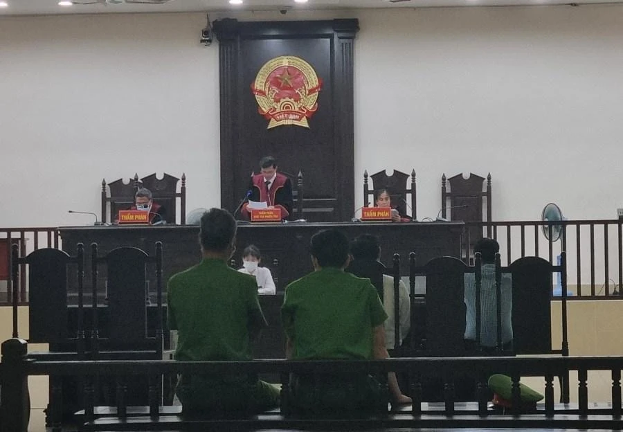 Hội đồng xét xử tuyên án vào tối 26-5. Ảnh: HẢI HIẾU