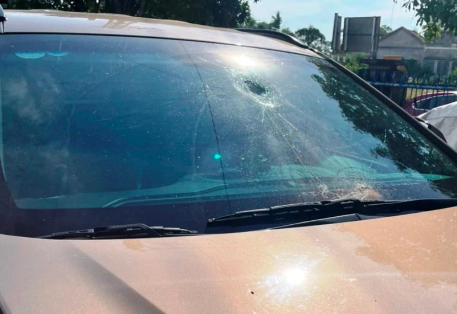 Xe ô tô bị đập vỡ kính. Ảnh: H.H