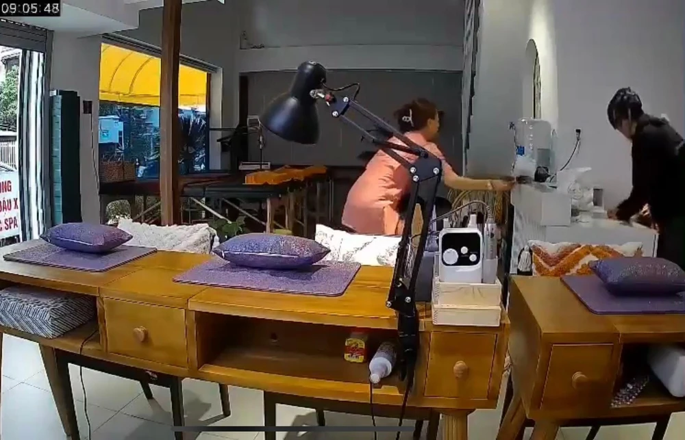 Người phụ nữ can ngăn nam thanh niên đang đánh cô gái. Ảnh cắt từ clip