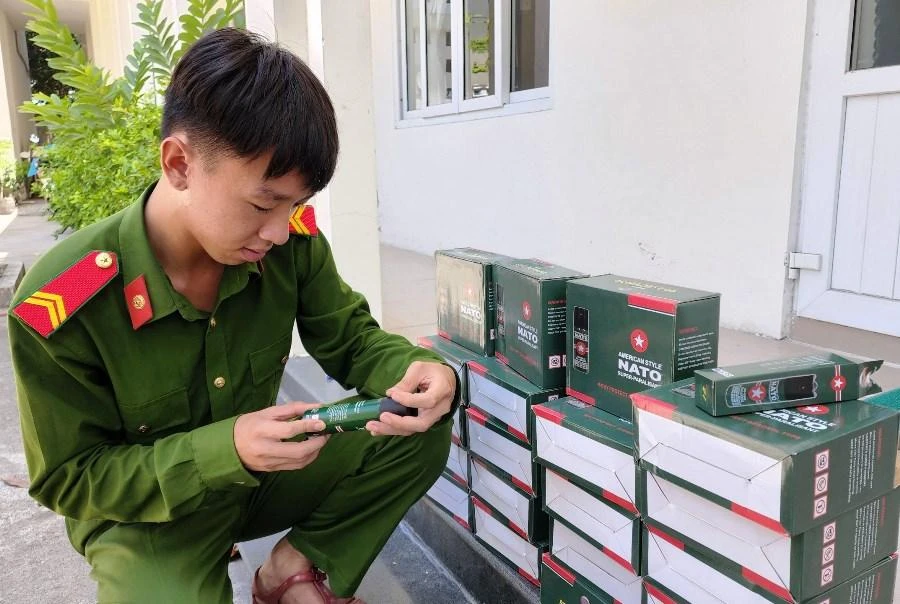 Kiện hàng bình xịt hơi cay chưa kịp đi tiêu thụ, bị công an phát hiện. Ảnh: H.H